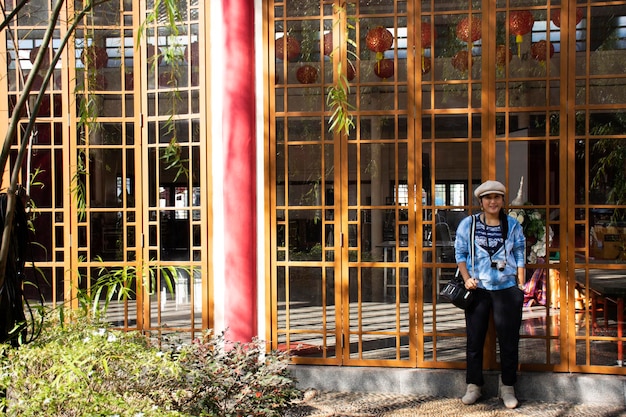 Viaggiatori donne tailandesi visitano e posano ritratto per scattare foto nel giardino del Centro Culturale ThaiChinese nella città di Udonthani il 19 dicembre 2018 a Udon Thani Thailandia