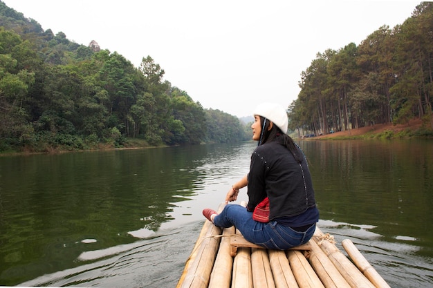 Viaggiatori donne tailandesi visitano e si rilassano seduti su zattere di bambù a remi sul lago Pang Ung a Pang Oung o in Svizzera della Thailandia nell'autentico villaggio cinese Ban Rak Thai a Mae Hong Son Thailandia