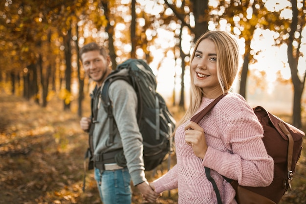 Viaggiatori felici che camminano Autumn Forest Path Outdoors