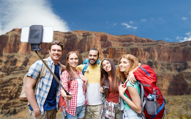 viaggiatori felici che si fanno un selfie al Grand Canyon