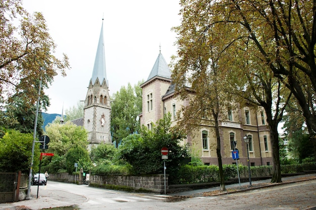 Viaggiatori persone a piedi e in bicicletta in bicicletta presso la strada di raccordo vicino alla Chiesa evangelica di Cristo chiesa a Merano il 2 settembre 2017 a Merano Italia