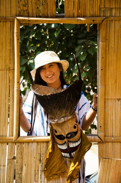 Viaggiatori thailandesi asiatici che indossano la testa della maschera con il costume della danza Phi Ta Khon e suonano al Museo Phi Ta Khon a Wat Phon Chai il 22 febbraio 2017 a Loei Thailandia