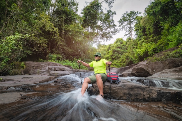 Viaggiatori turistici con zaino per viaggiare Cascata nel Parco Nazionale di Khao Yai, Area Patrimonio Mondiale dell'UNESCO Thailandia. trekking turistico alla cascata nella foresta tropicale durante le vacanze. Attività vacanziere.