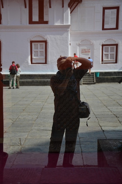 Viaggiatori uomini tailandesi fotografo viaggio visita e lavoro scattare foto Basantapur Durbarn Kathmandu Nepal