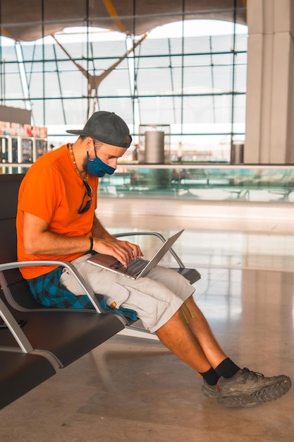 Viaggio aereo nella pandemia di coronavirus distanza sociale di viaggio sicura