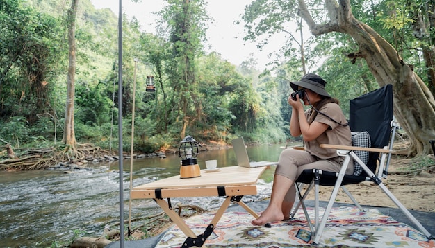 Viaggio asiatico della donna e campeggio da solo al parco naturale in Tailandia. Stile di vita di attività all'aperto di svago e di viaggio.