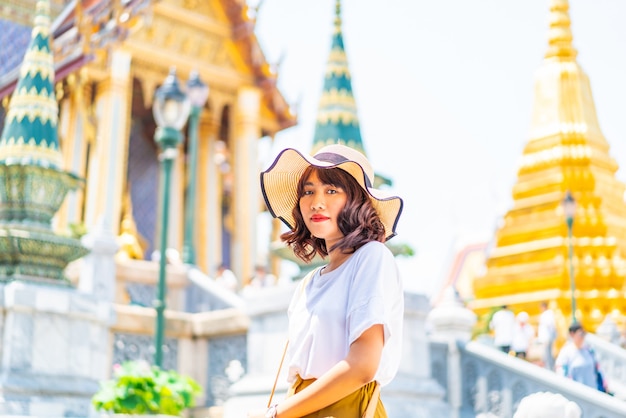 Viaggio asiatico felice della donna al tempio in Tailandia