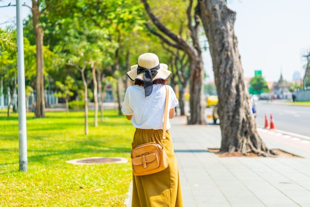 Viaggio asiatico felice della donna in Tailandia