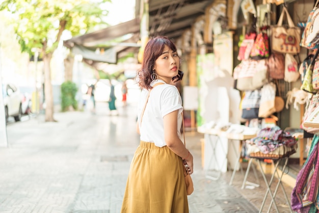 Viaggio asiatico felice della donna in Tailandia