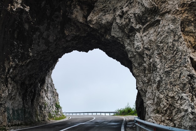 Viaggio attraverso numerosi tunnel a nord del paese