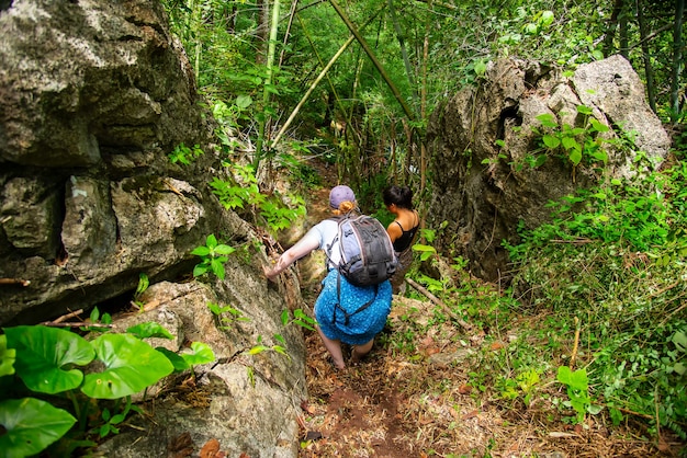 viaggio avventuroso turismo escursione e concetto di persone gruppo di amici sorridenti che camminano con lo zaino