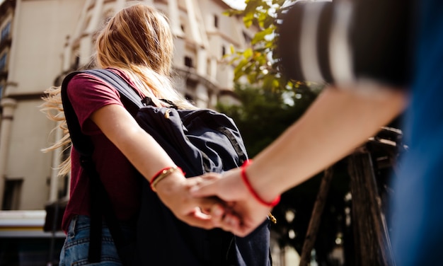 Viaggio della mano del ragazzo della tenuta della donna