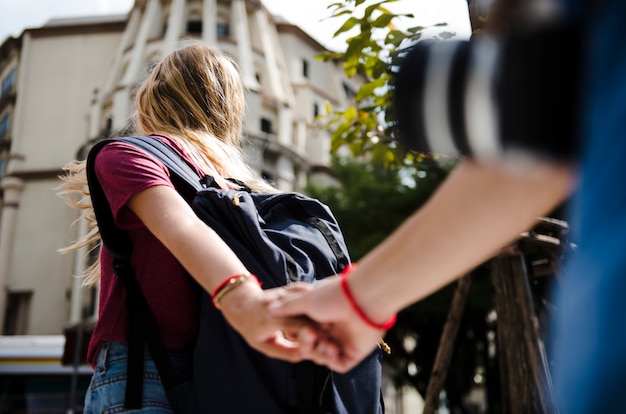 Viaggio della mano del ragazzo della tenuta della donna