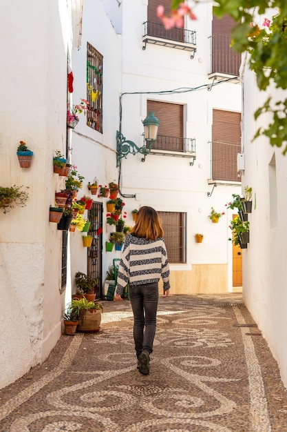 Viaggio di stile di vita in primavera, un giovane turista in visita alla città di Nerja, in Andalusia. Spagna. Costa del Sol nel Mar Mediterraneo