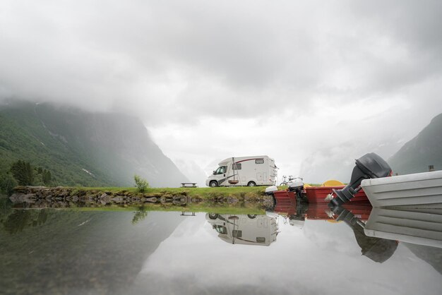 Viaggio di vacanza in famiglia RV, viaggio di vacanza in camper, Caravan Car Vacation. Bella natura Paesaggio naturale della Norvegia.