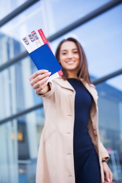 Viaggio, donna con due biglietti aerei nel passaporto all'estero vicino all'aeroporto