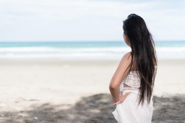 Viaggio donna sexy abito bianco viaggio mare spiaggia Storia delle donne Festa della donna