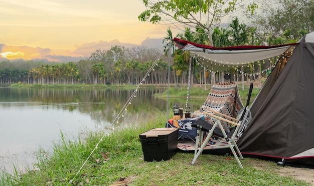 Viaggio e campeggio con tenda al parco naturale. Attività all'aperto in famiglia e stile di vita di viaggio in vacanza.