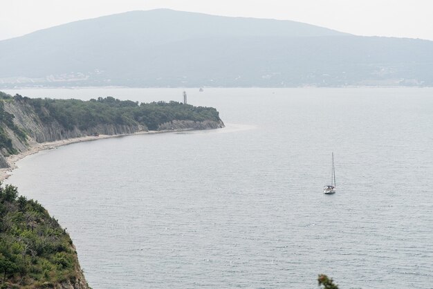 Viaggio e natura. scenario di colline, montagne con mare e paesaggio urbano sullo sfondo