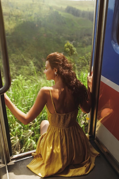 Viaggio ed esplorazione di una turista in treno verso famosi punti di riferimento dello Sri Lanka