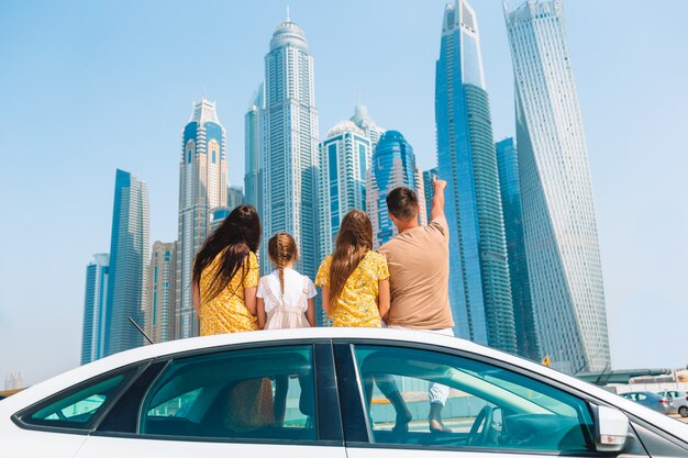 Viaggio estivo in auto e giovane famiglia in vacanza