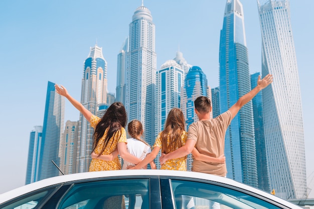 Viaggio estivo in auto e giovane famiglia in vacanza