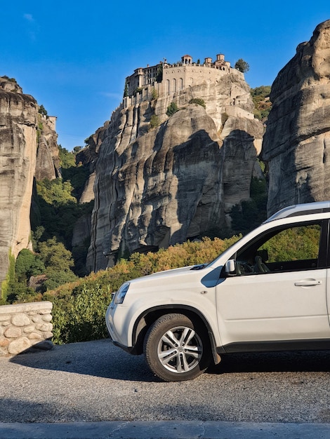 Viaggio in auto in Grecia viaggio su strada sulle montagne della Tessaglia Meteora