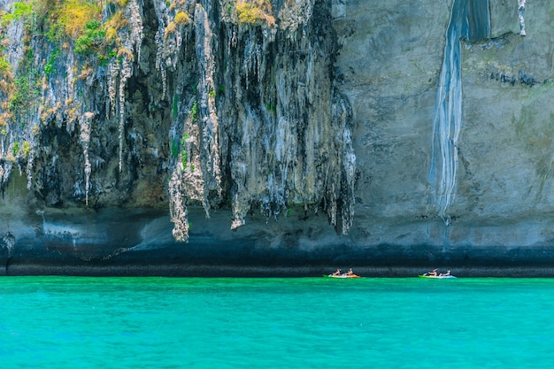 Viaggio in barca turistico del kajak a viaggio di estate della Tailandia della scogliera del mare di Krabi Andaman.