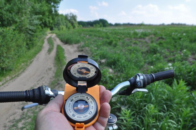 Viaggio in bicicletta con una bussola