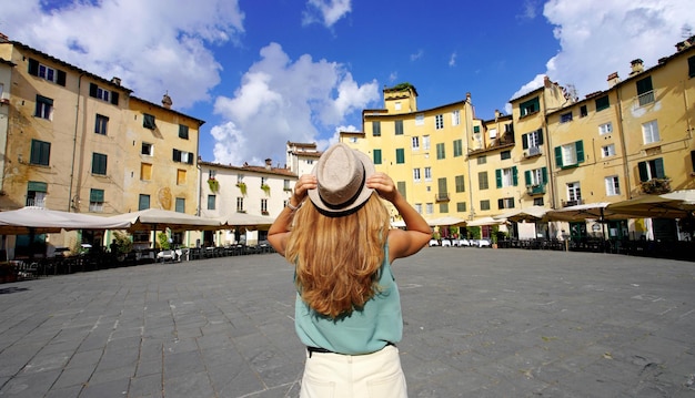 Viaggio in Italia Vista panoramica di una giovane donna turistica che visita la storica città di Lucca in Toscana Italia