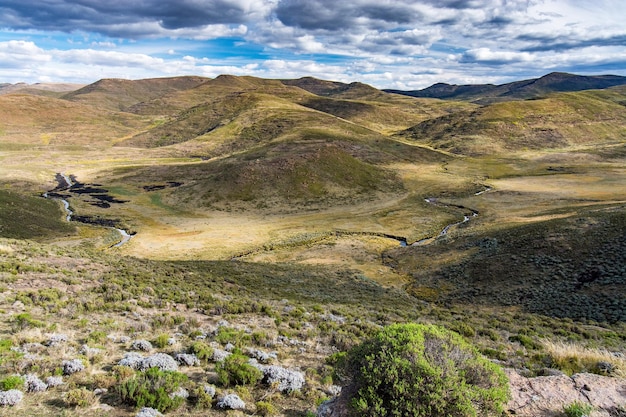 Viaggio in Lesotho Un fiume serpeggia in fondo a una valle in mezzo alle montagne