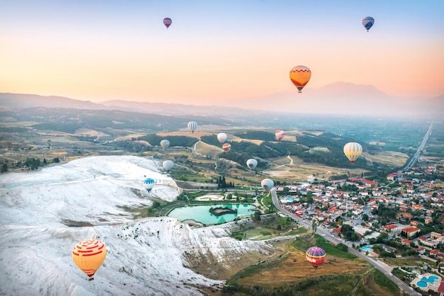 Viaggio in mongolfiera sulla White Mountain Pamukkale Turchia