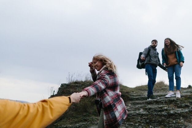 Viaggio in montagna Gli amici scalano la montagna insieme