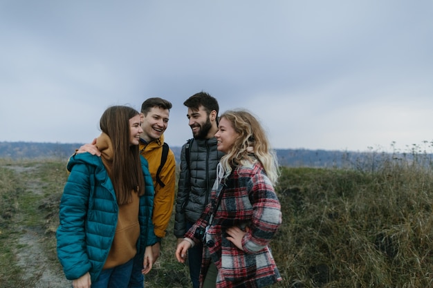 Viaggio in montagna Gli amici scalano la montagna insieme