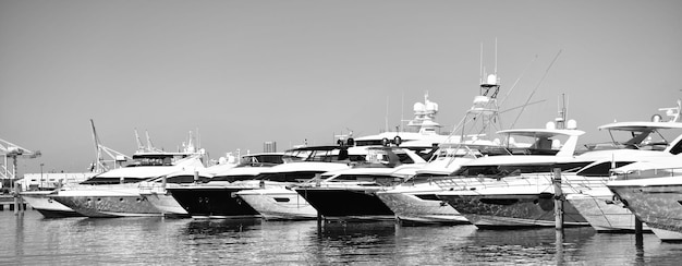 Viaggio per mare come mai prima d'ora Yacht attraccati a Miami USA Yacht di lusso all'ormeggio Moderne barche marittime