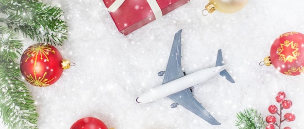 Viaggio per Natale. Aereo con decorazioni natalizie. Messa a fuoco selettiva.Vacanze