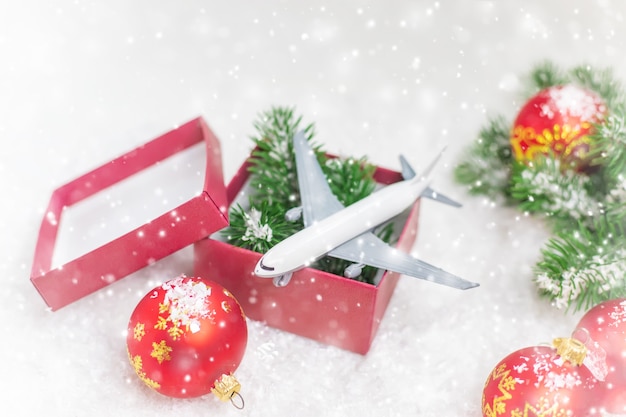 Viaggio per Natale. Aereo con decorazioni natalizie. Messa a fuoco selettiva.Vacanze