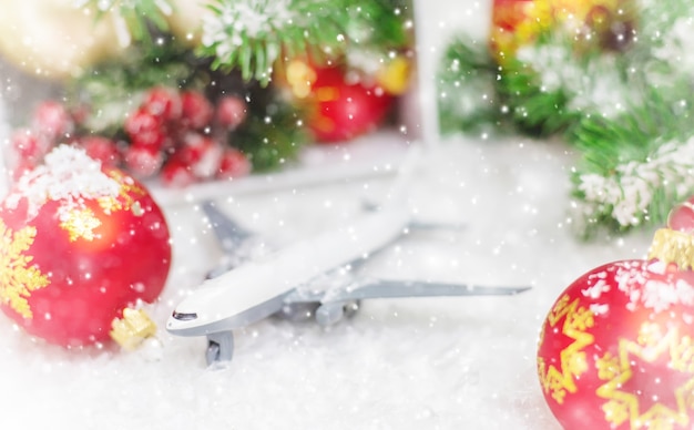 Viaggio per Natale. Aereo con decorazioni natalizie. Messa a fuoco selettiva.Vacanze