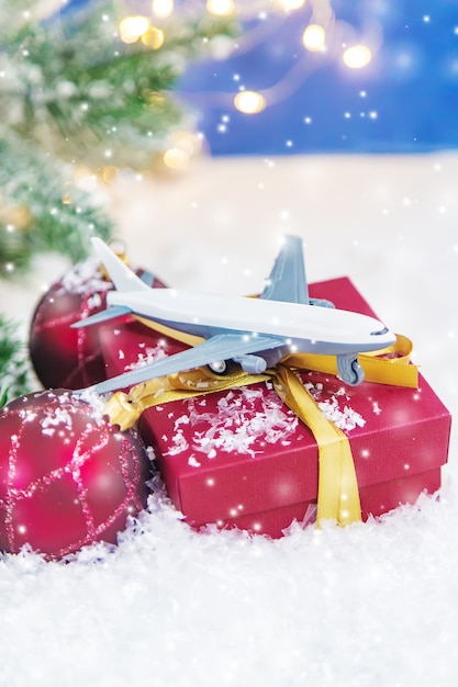 Viaggio per Natale. Aereo con decorazioni natalizie. Messa a fuoco selettiva.Vacanze