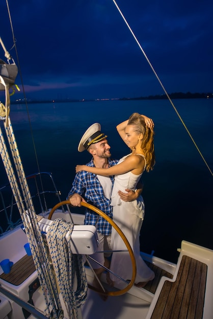 Viaggio romantico su uno yacht passeggiata notturna lungo il fiume coppia di innamorati su uno yacht luna di miele sullo yacht