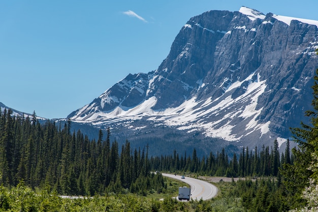 Viaggio stradale con una grande vista di grande montagna e cielo blu in Alberta, Canada
