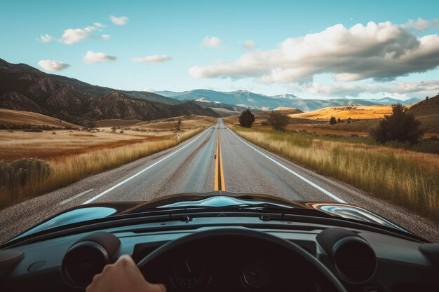 Viaggio su strada con i finestrini abbassati in auto e lunga guida su strada vuota