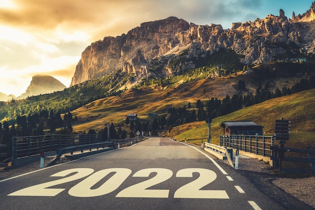 Viaggio su strada di Capodanno 2022 e concetto di visione futura