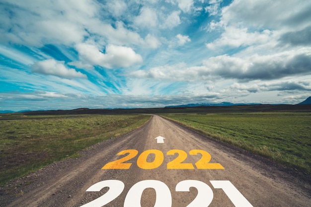 Viaggio su strada di Capodanno 2022 e concetto di visione futura