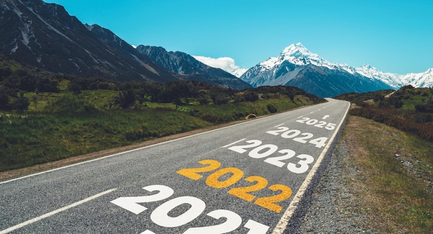 Viaggio su strada di Capodanno 2022 e concetto di visione futura