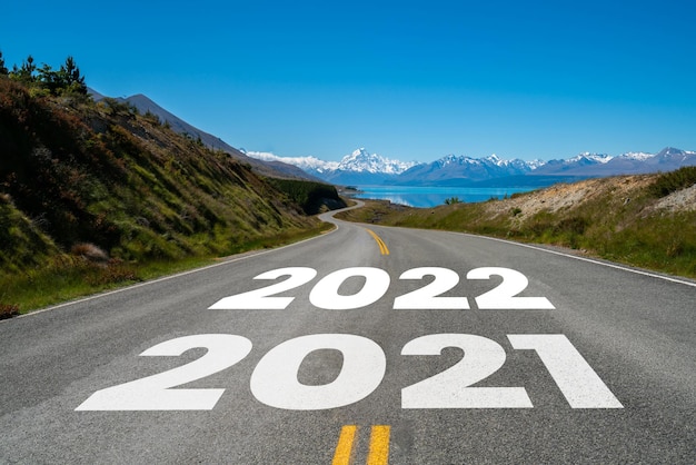 Viaggio su strada di Capodanno 2022 e concetto di visione futura