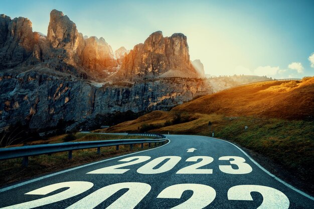 Viaggio su strada di Capodanno 2023 e concetto di visione futura