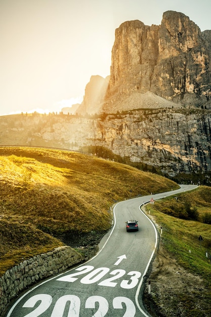 Viaggio su strada di Capodanno 2023 e concetto di visione futura