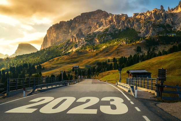 Viaggio su strada di Capodanno 2023 e concetto di visione futura