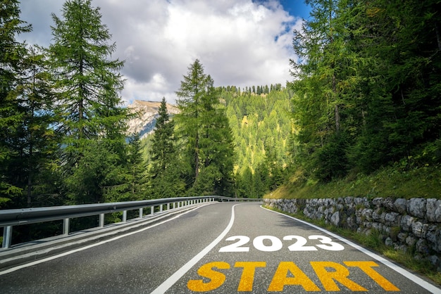 Viaggio su strada di Capodanno 2023 e concetto di visione futura